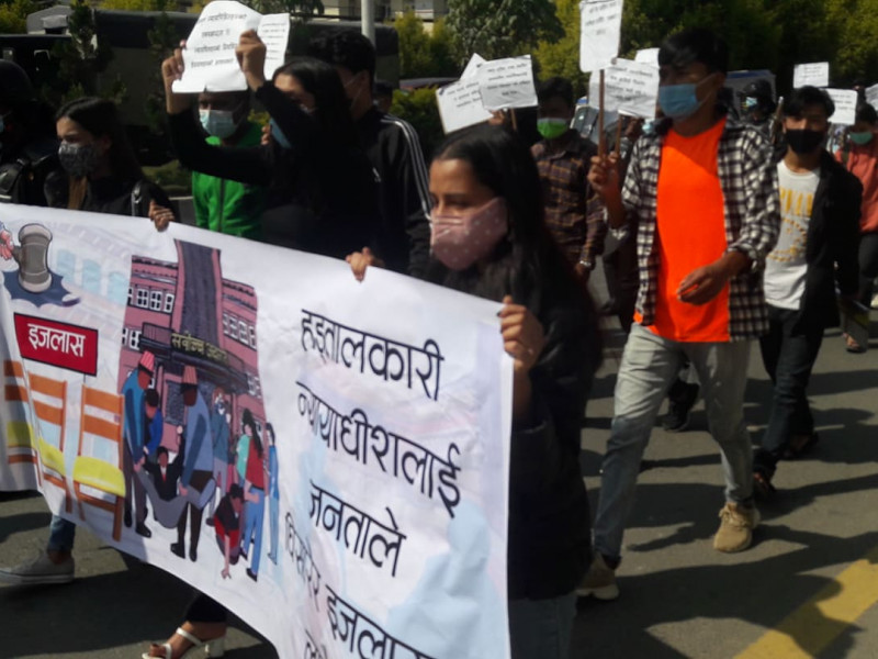 हड्तालकारी न्यायाधीशलाई काममा फर्किन दबाब दिँदै सर्वाेच्चमा काउन्टर धर्ना